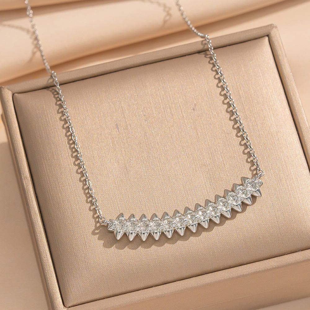 Light Luxury Star-Shaped Pendant Necklace for Women with 18K Gold Plated Copper and Titanium Steel O-Chain