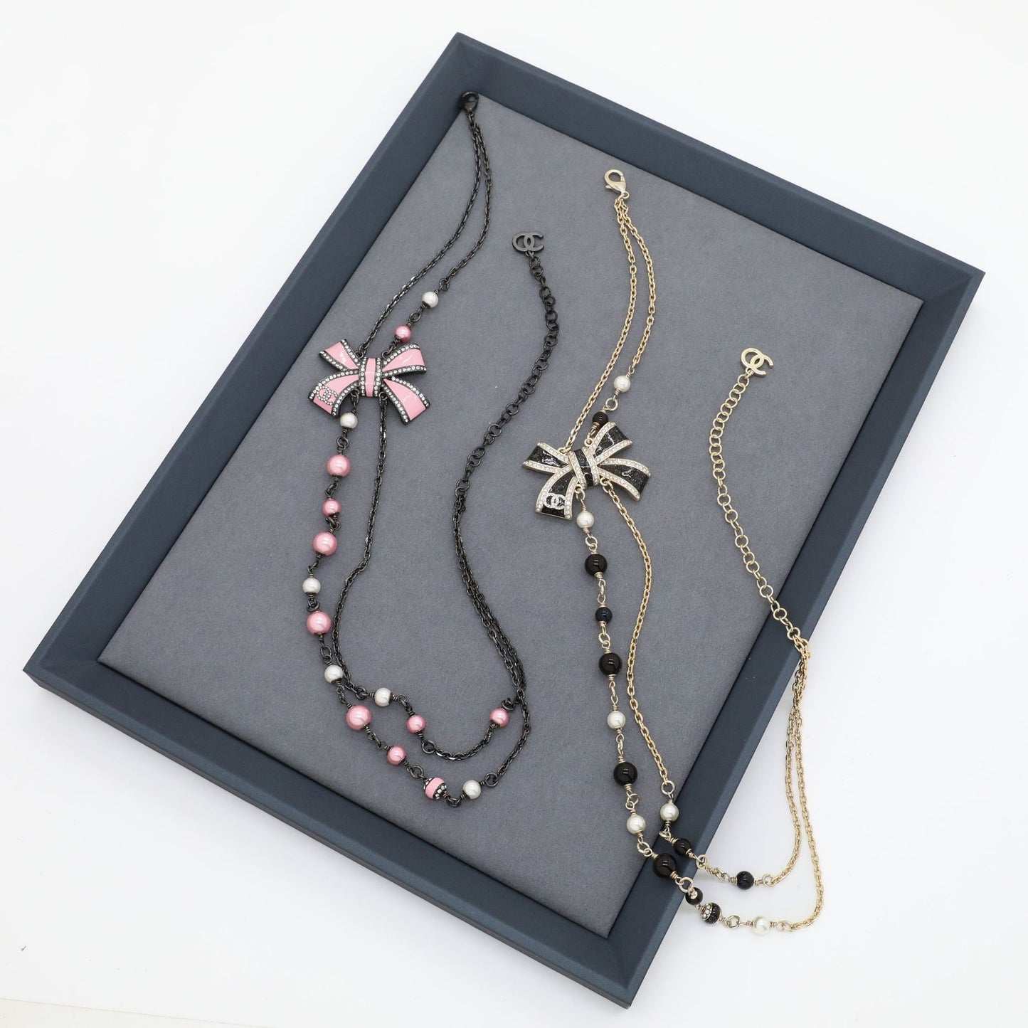 Collana Fiocco Lusso in Ottone Placcato Oro con Dettagli Strass e Smalto, Doppia Catena di Perle per Donna