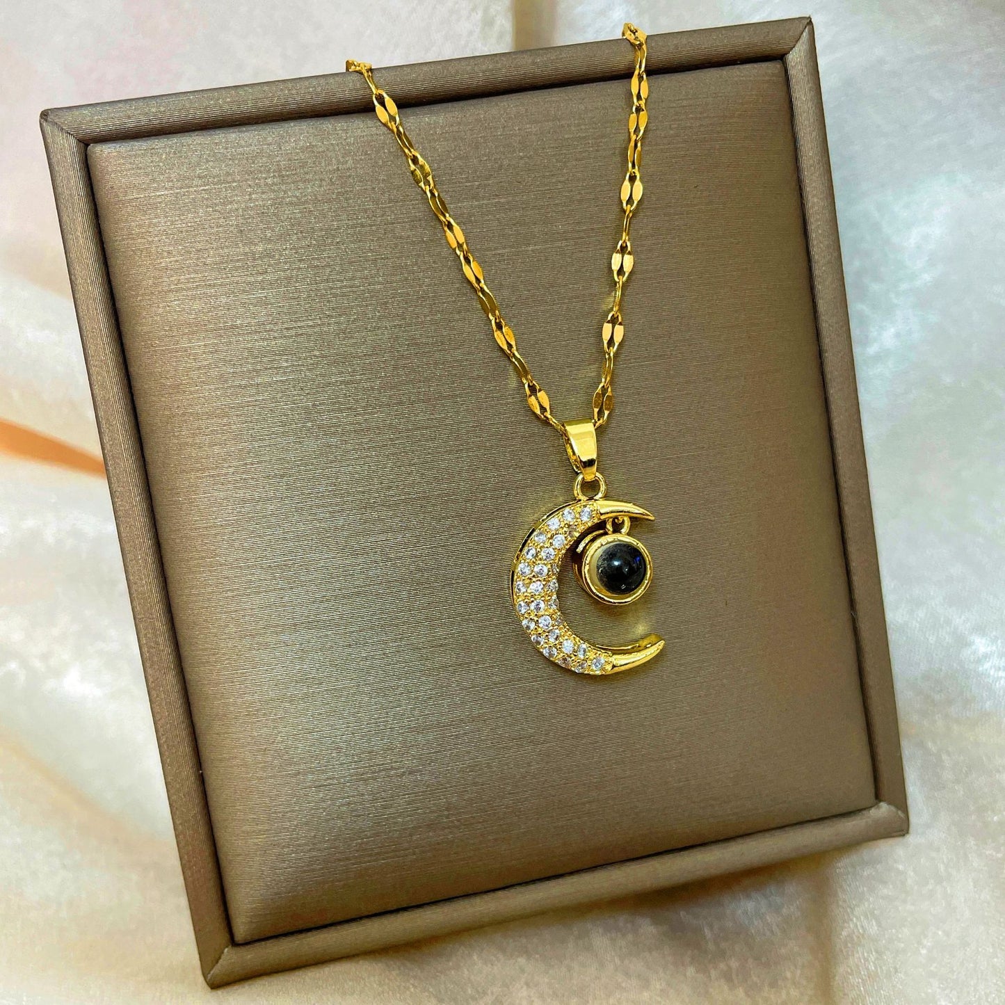 Collana con ciondolo a goccia in rame placcato oro 18 carati con micro-pavé e catena a onda in acciaio al titanio, design originale