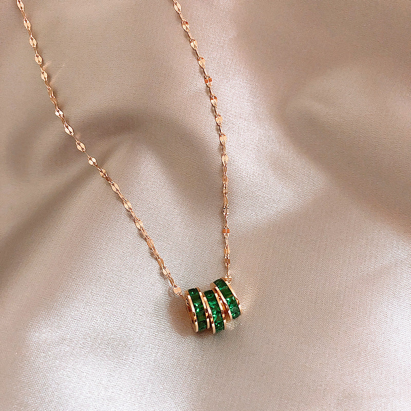 Collana Minimalista Geometrica in Acciaio Titanio con Tre Strass Verdi da Donna