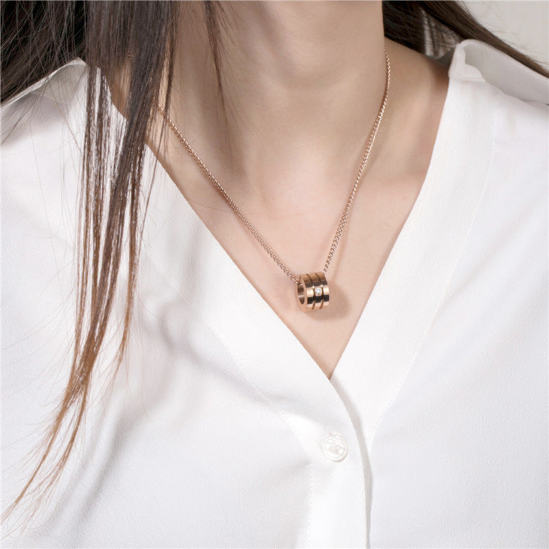 Collana con Pendente Minimalista in Acciaio al Titanio con Strass e Catena a O Placcata Oro da Donna