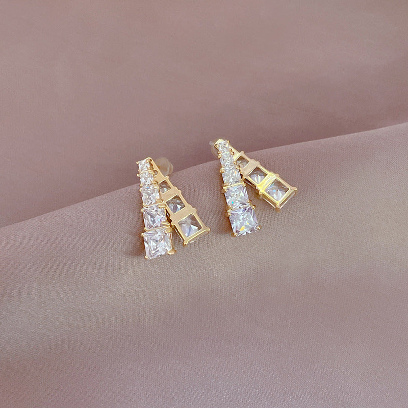 Pendientes colgantes geométricos elegantes para mujer con incrustaciones de diamantes de imitación y base de cobre chapado en oro