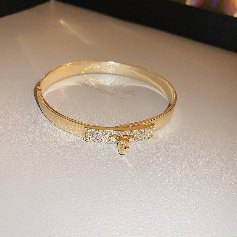 Pulsera tipo brazalete de aleación de cobre bañada en oro de lujo con incrustaciones de diamantes de imitación para mujer
