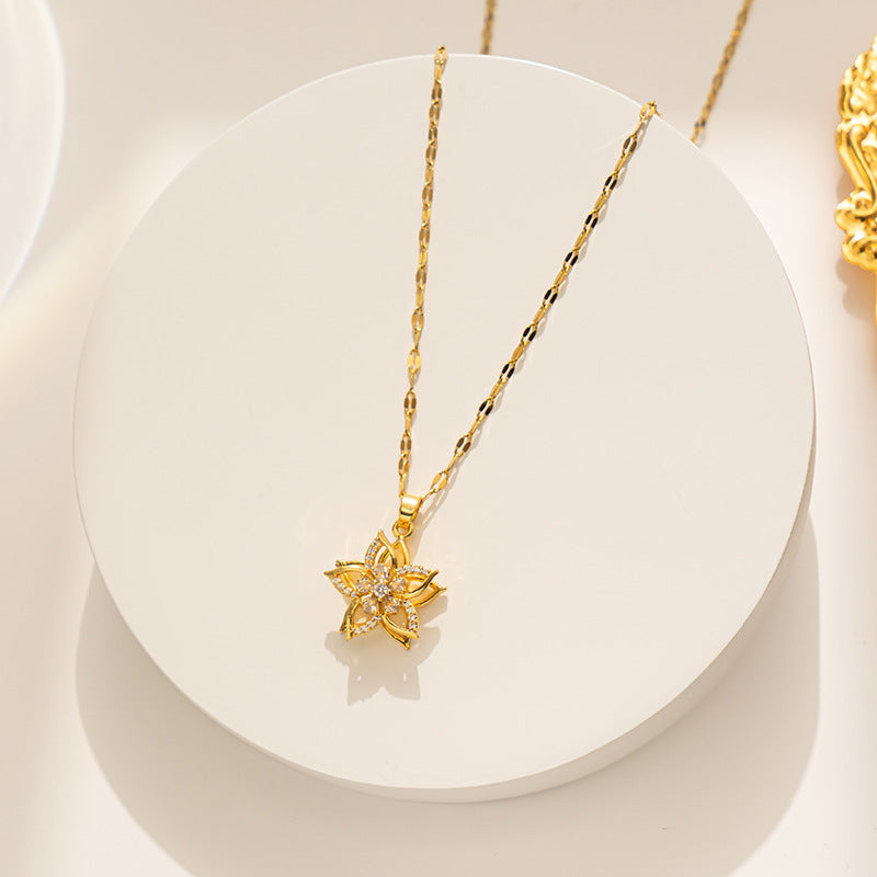 Collana pendente a fiore a cinque petali rotante minimalista da donna in acciaio al titanio con intarsi in strass e catena ondulata