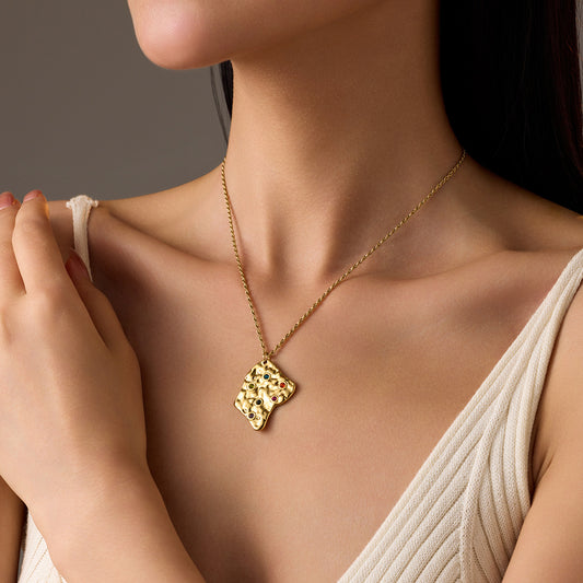 Collar Colgante Geométrico Minimalista de Acero de Titanio con Chapado en Oro de 18K y Diseño de Textura Martillada para Mujer