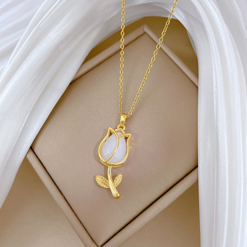 Elegante collar con colgante de tulipán blanco en acero de titanio con incrustaciones de diamantes de imitación para mujer, delicada cadena para la clavícula