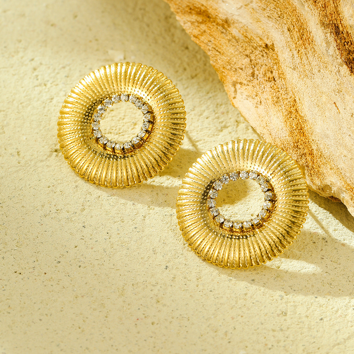 Pendientes de botón minimalistas de acero inoxidable chapado en oro de 18 quilates con forma redonda hueca y diamantes de imitación para mujer