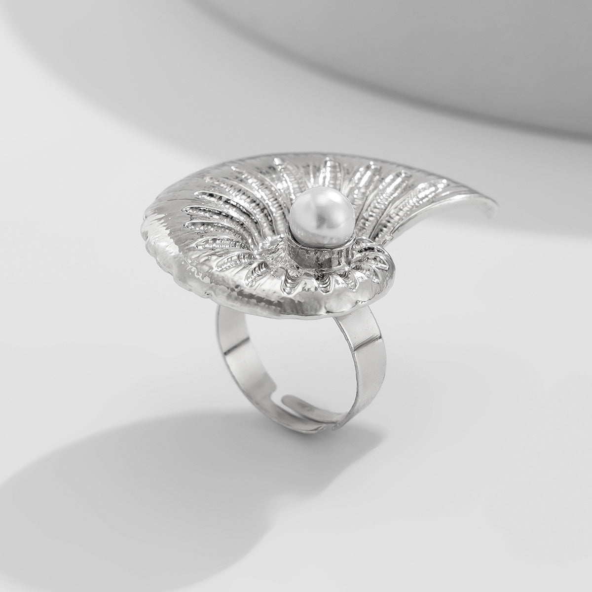 Anello in Lega a Stella Geometrica con Perla Finta