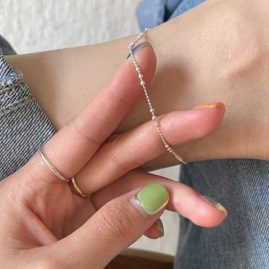 Tobillera minimalista con estrella de plata de ley S925, detalle de cuentas y acabado chapado