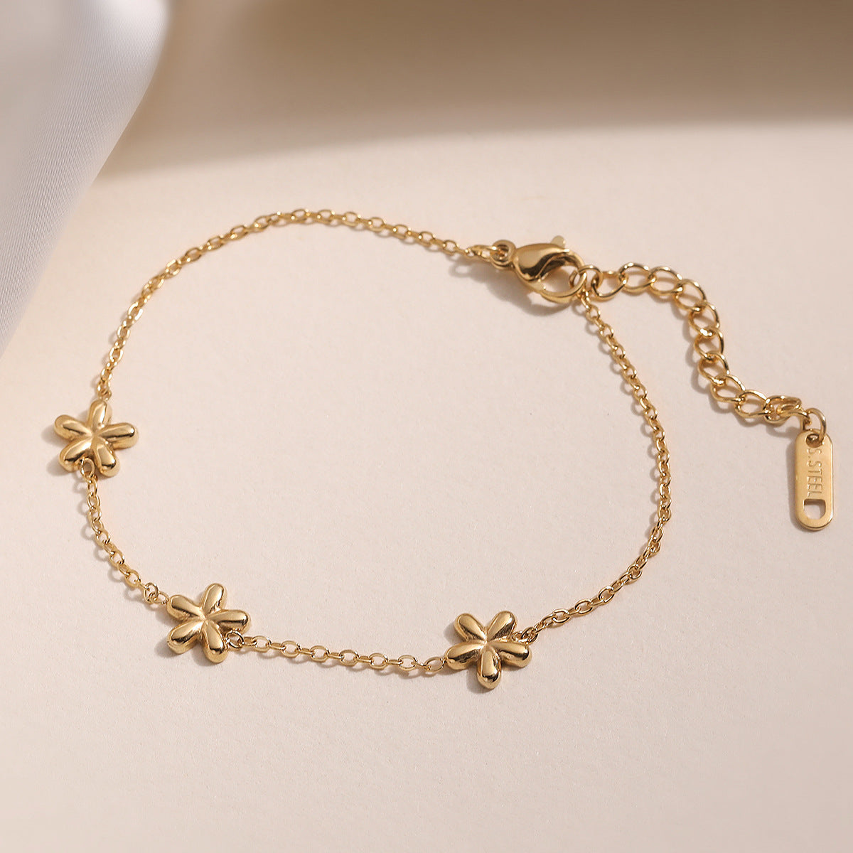 Bracciale in Acciaio Inossidabile a Forma di Fiore Minimalista da Donna Placcato Oro 18K, Design Irregolare
