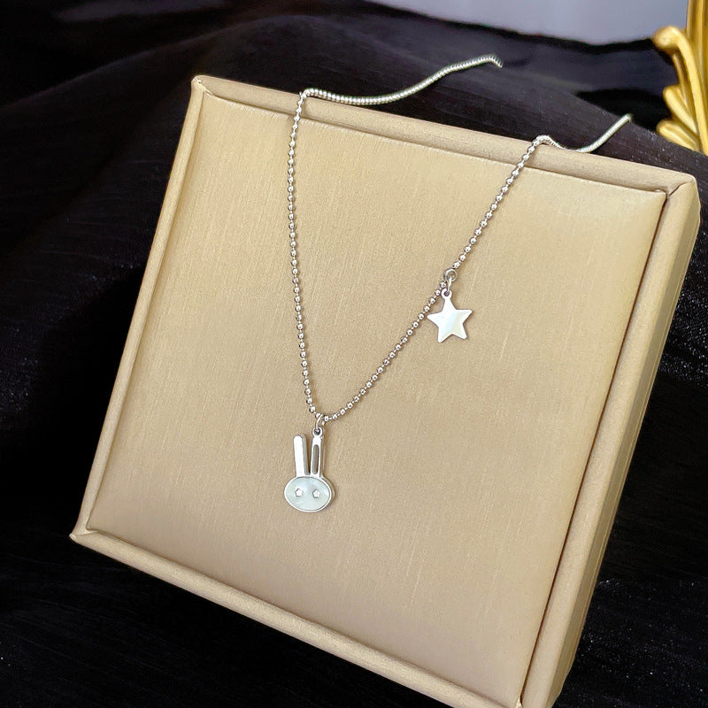 Collar con colgante de conejo minimalista de acero de titanio con baño de oro para mujer y hombre, incrustaciones de abulón, cadena para clavícula