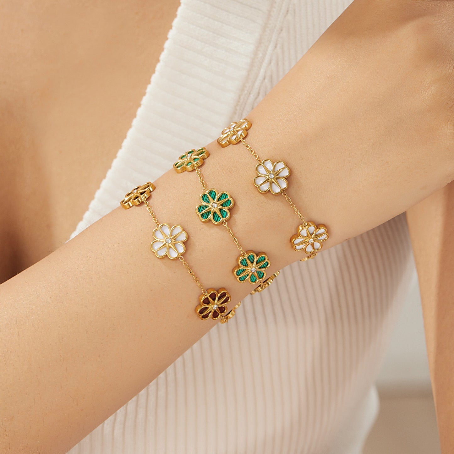 Elegant Gold Plated Stainless Steel Daisy Flower and Eight-Pointed Star Rhinestone Pendant Bracelet for Women