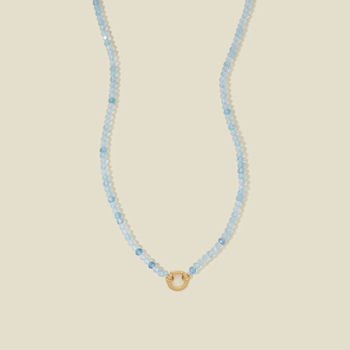 Ciondolo barretta minimalista con cuore geometrico placcato oro in ottone e strass