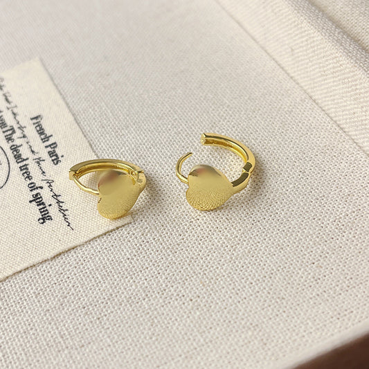 Orecchini a perno da donna in rame placcato oro a forma di cuore, minimalisti, con finitura opaca e pulita