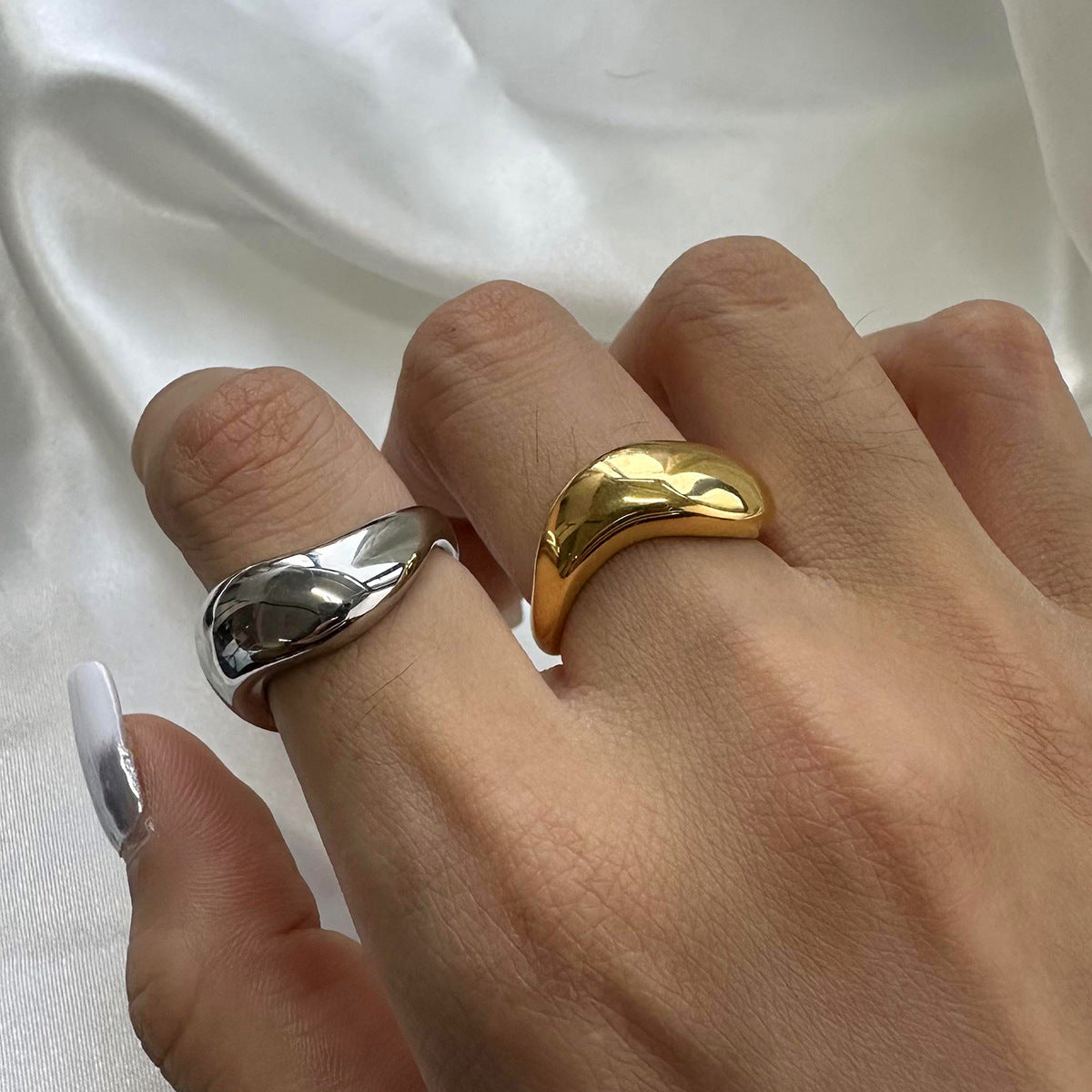 Anello da donna in acciaio inossidabile ovale geometrico alla moda, placcato oro 18 carati