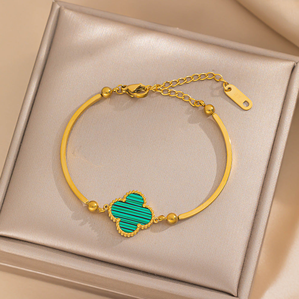Bracciale minimalista di tendenza con quadrifoglio da donna in acciaio al titanio con placcatura in oro 18 carati Finitura ipoallergenica e resistente allo sbiadimento