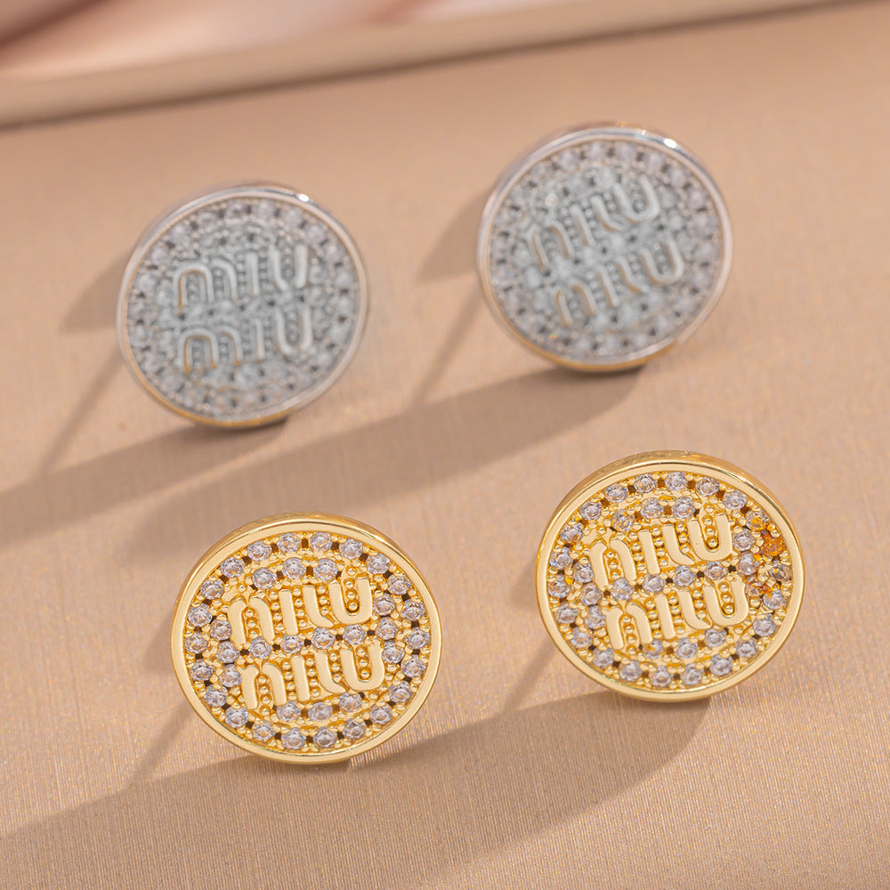 Orecchini a perno geometrici minimalisti a forma di lettera M in rame placcato oro con intarsio di strass per donna