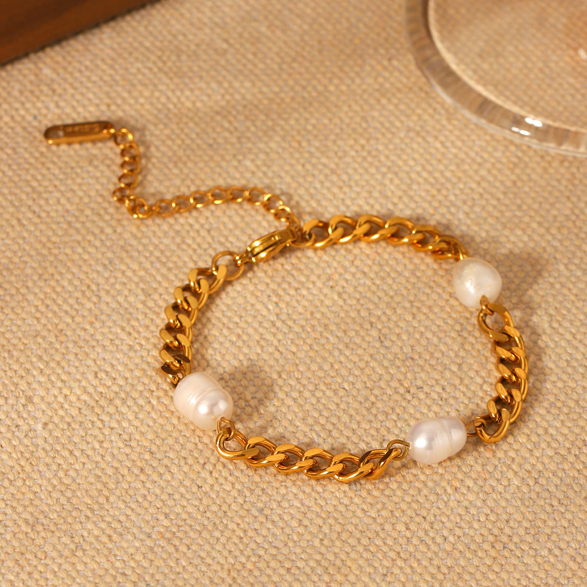 Elegant French Luxury Freshwater Pearl Bracelet for Women with 18K Gold Plated Stainless Steel Cuban Chain and Geometric Design