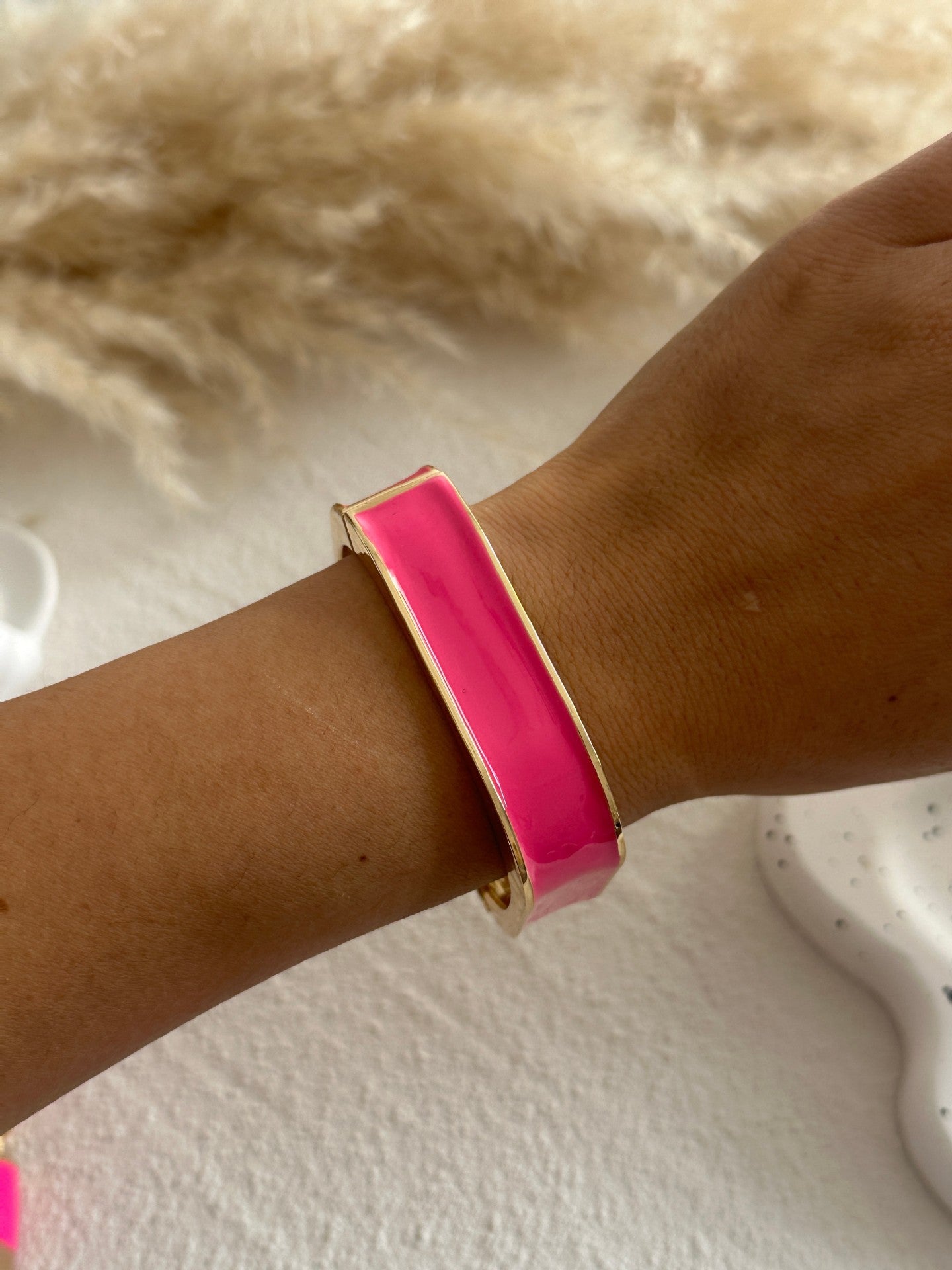 Pulsera redonda geométrica de aleación chapada en esmalte rosa, de lujo para negocios