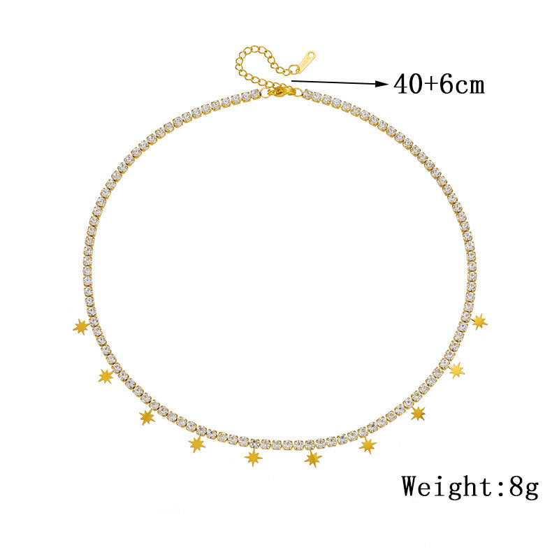 Collana con ciondolo a stella a otto punte in acciaio al titanio, lusso minimalista, con intarsio completo di strass e finitura placcata