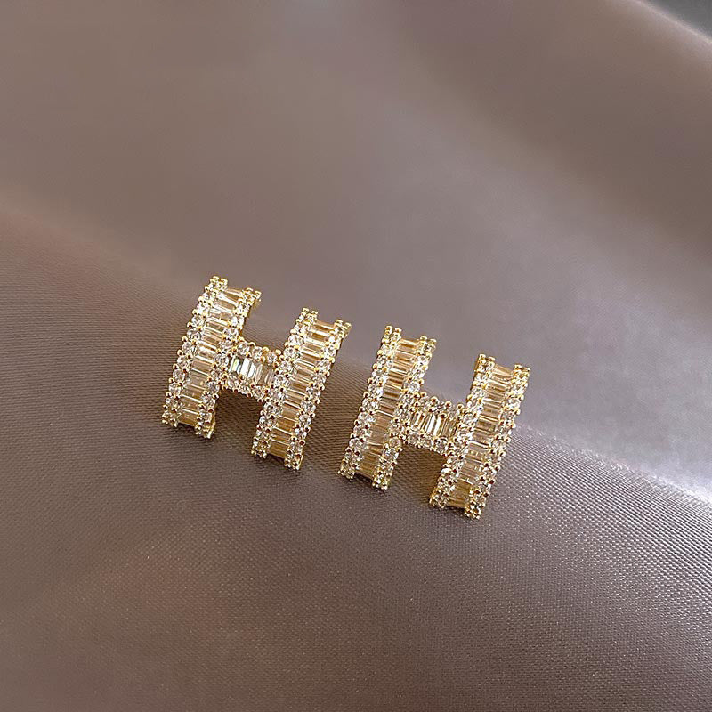 Luxury Minimalist Geometric Letter H Pendant Necklace for Women in Titanium Steel with Gold Plating, Wavy Chain Style