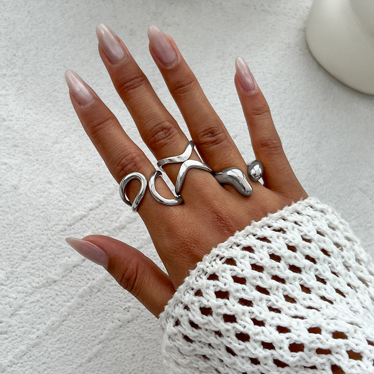 Juego de anillos geométricos minimalistas de aleación para mujer con acabado chapado, textura de arrugas líquidas y diseño apilable.