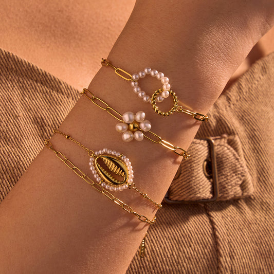 Pulsera vintage francesa elegante de acero titanio con detalles de perlas, motivos florales y circulares, patrón geométrico y acabado chapado, joyería para mujer