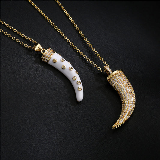 Collana girocollo a ciondolo geometrico minimalista a corno da donna in rame con finitura smaltata e intarsio in zirconi cubici su catena a O