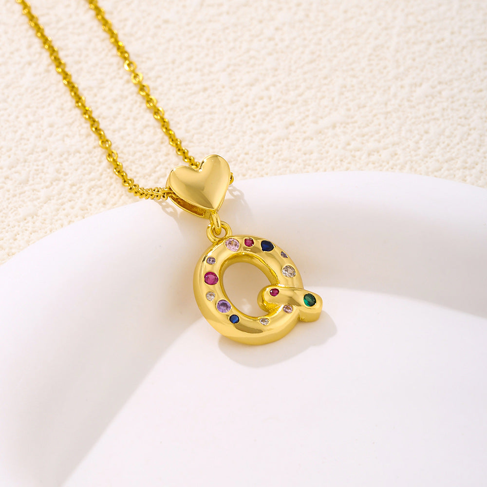 Elegante collana con ciondolo a lettera e cuore da donna in acciaio inossidabile con catena a maglie e dettagli a micro-pavé