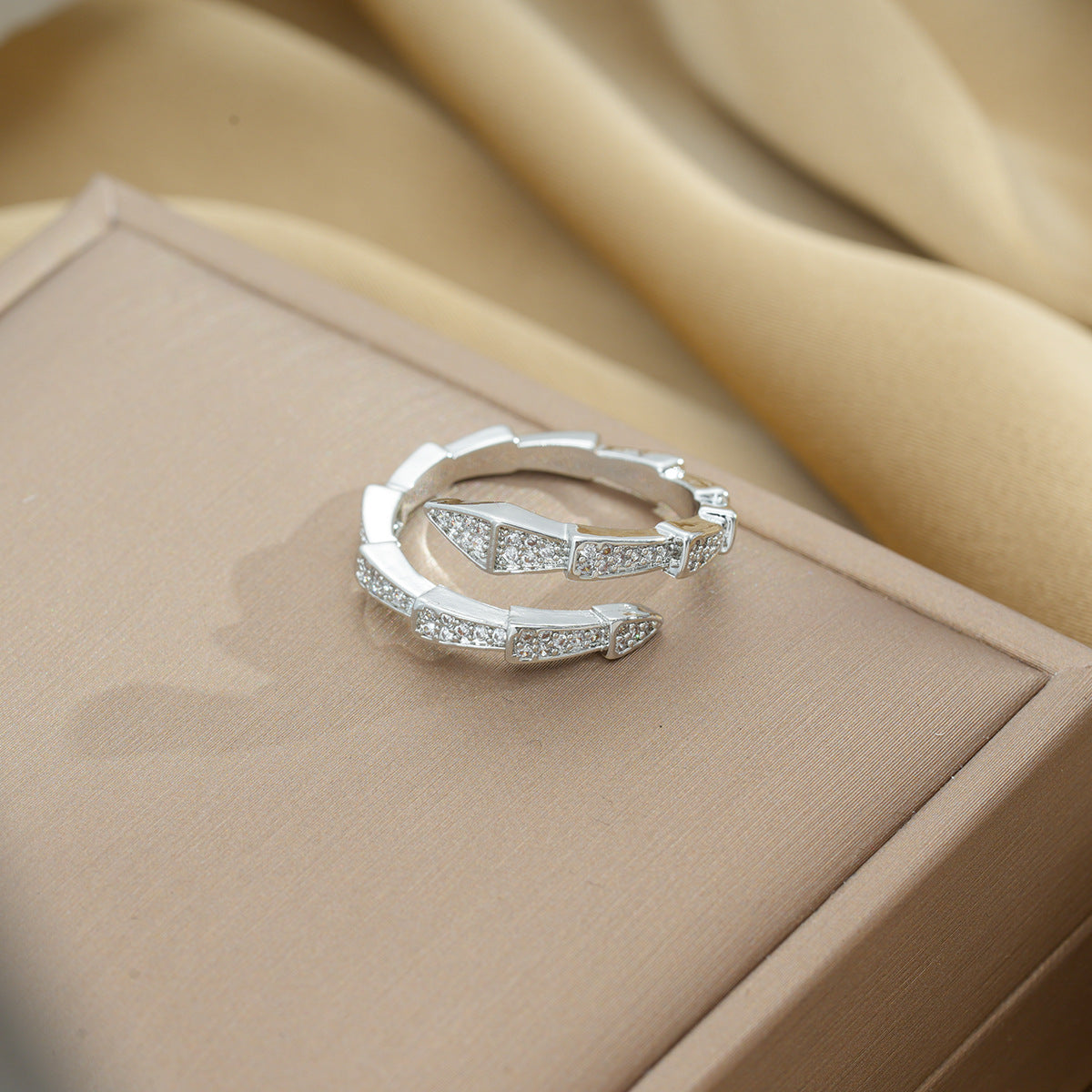 Anello da donna minimalista a serpente geometrico in acciaio al titanio con placcatura in oro e strass.