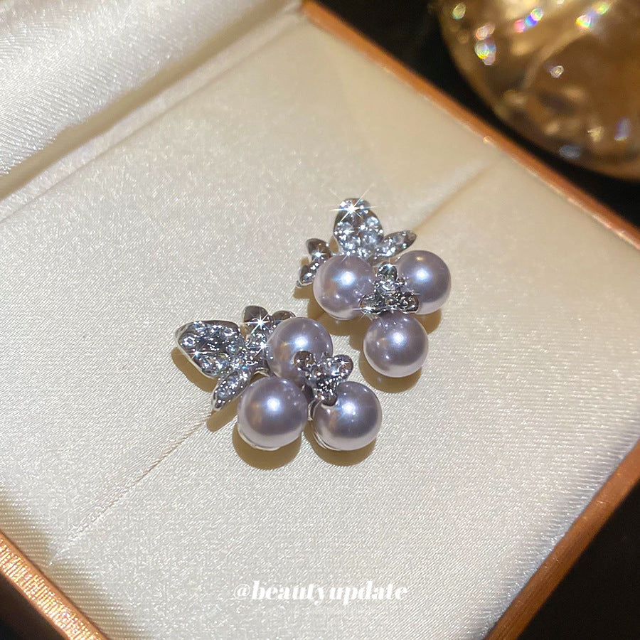 Orecchini a perno eleganti in stile francese con motivo floreale e perle, intarsio di strass per donne, lusso minimalista per l'uso quotidiano