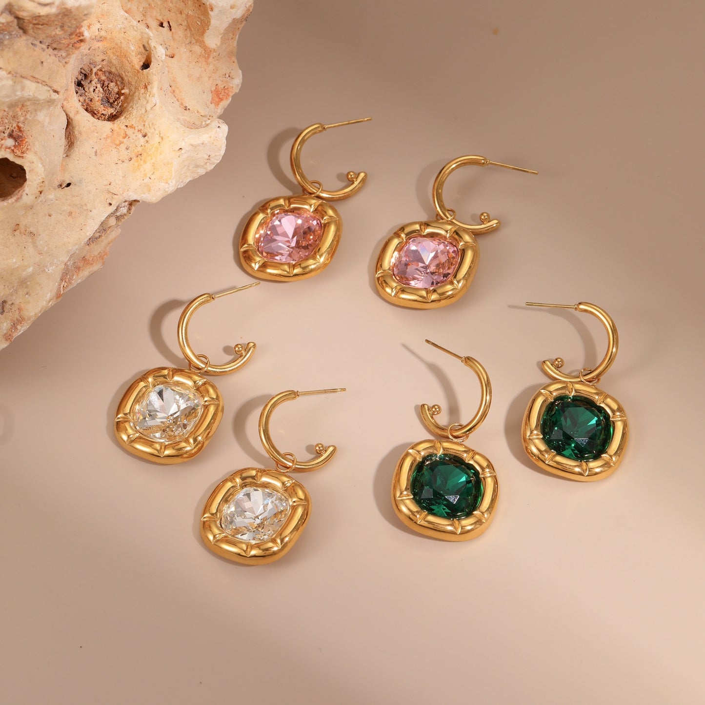Orecchini a Cerchio Geometrici in Acciaio Inossidabile con Placcatura in Oro 18K e Intarsio di Zirconi Colorati da Donna