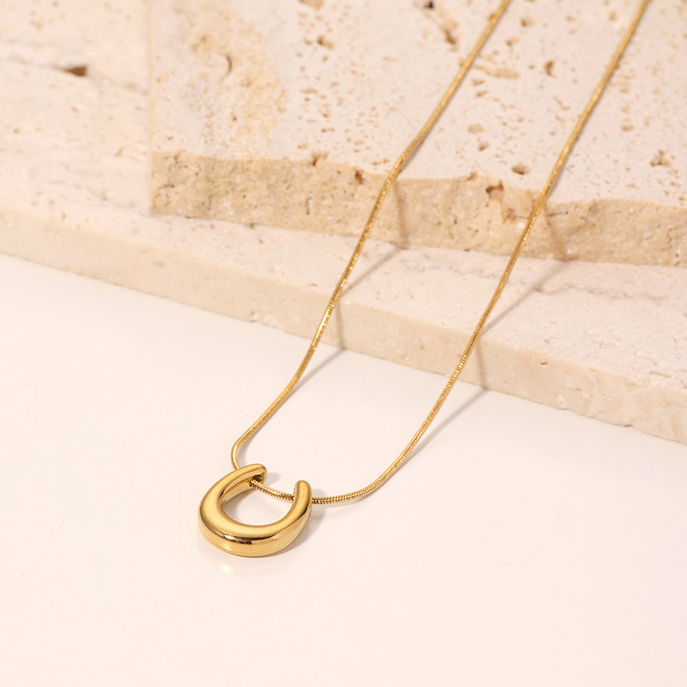 Collana con ciondolo geometrico a forma di U stile INS da donna in acciaio inossidabile placcato oro 18 carati