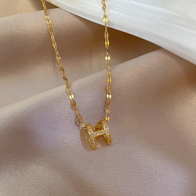 Collana da donna a lettera H in acciaio inossidabile minimalista con intarsio in strass, ciondolo geometrico, delicata catena per clavicola per l'uso quotidiano