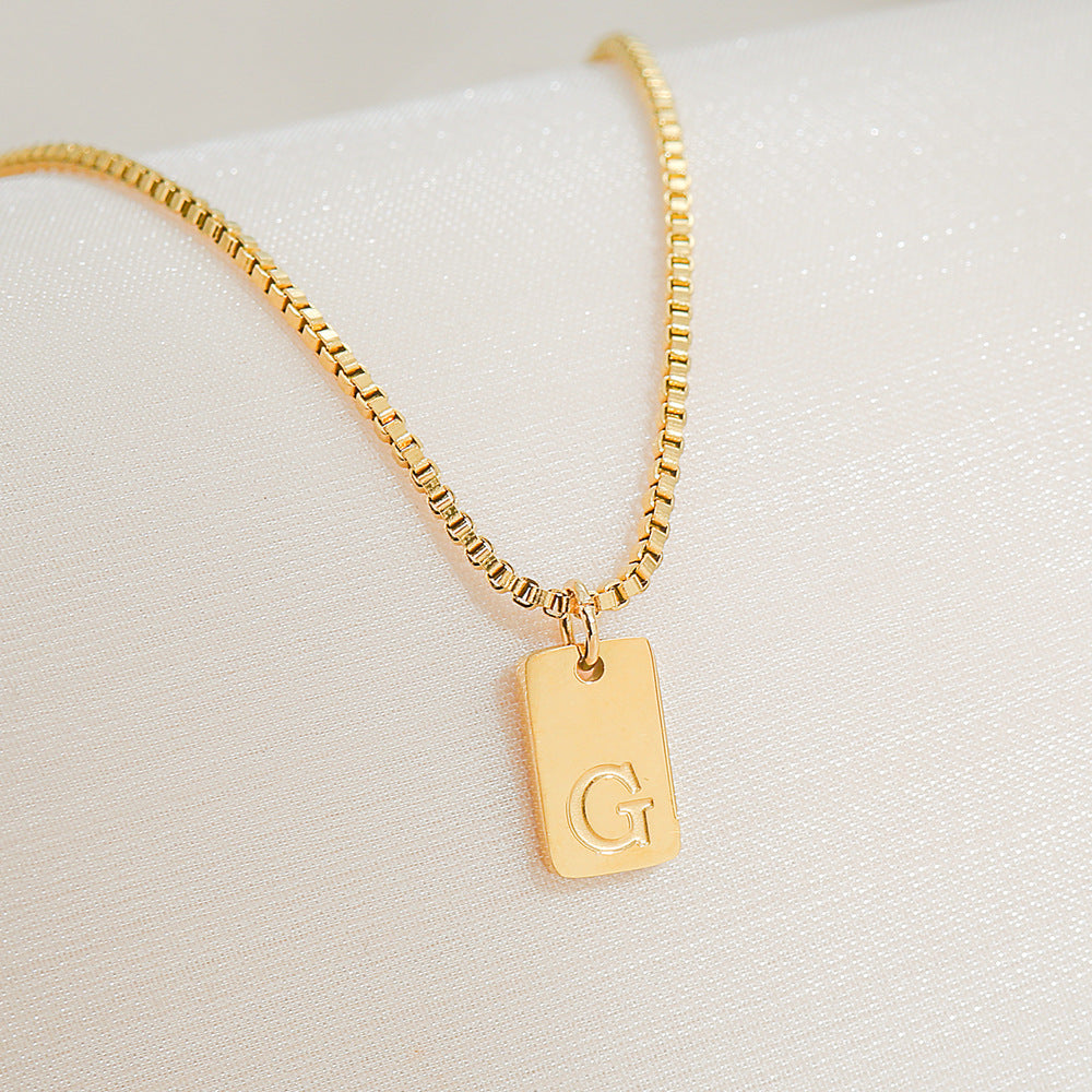 Collar con colgante de letra geométrica minimalista de acero inoxidable con baño de oro de 18 quilates para mujer