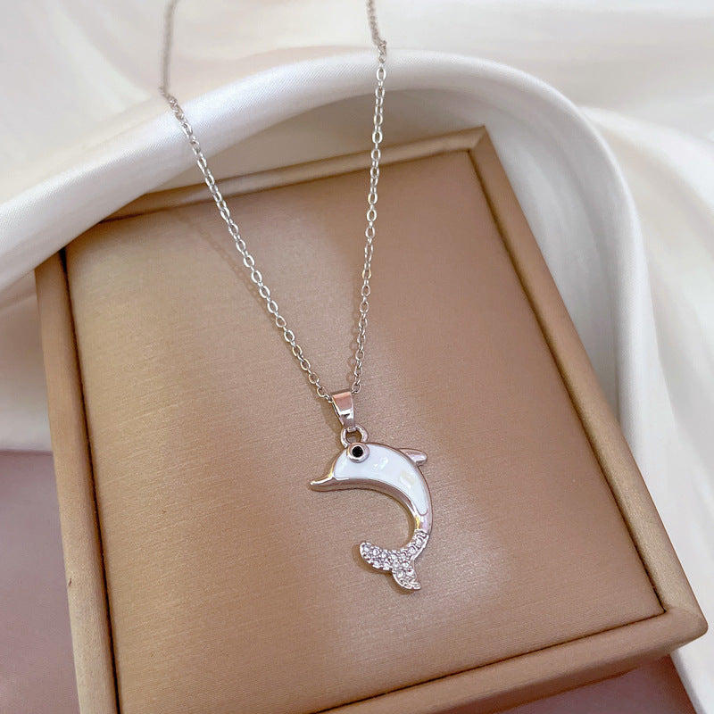 Collar con colgante de delfín de dibujos animados en acero titanio con acabado esmaltado y detalles de diamantes de imitación microincrustados para mujeres y hombres