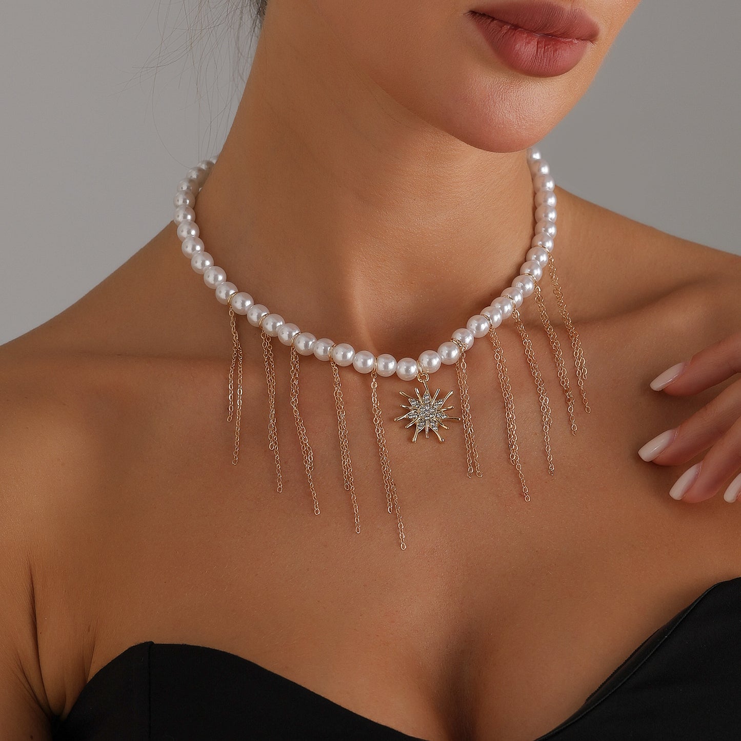 Collar con colgante de estrella geométrica para mujer con incrustaciones de diamantes de imitación y gargantilla de cadena de aleación chapada en oro