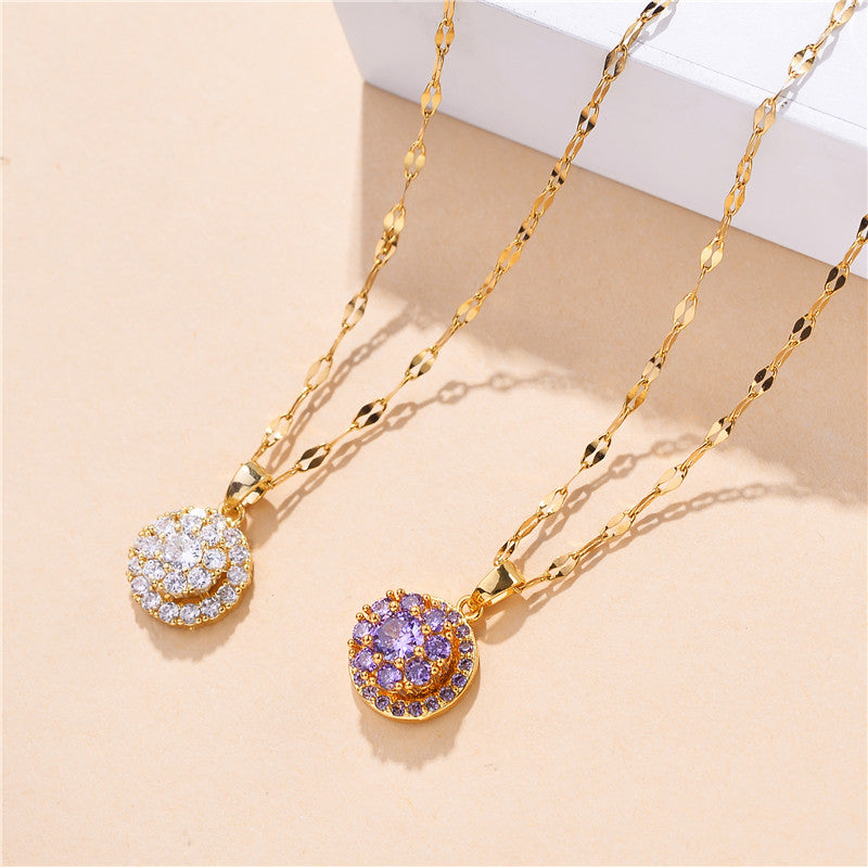 Collana rotante da donna in acciaio al titanio con ciondolo portafortuna e zirconi cubici su catena ondulata dal design geometrico
