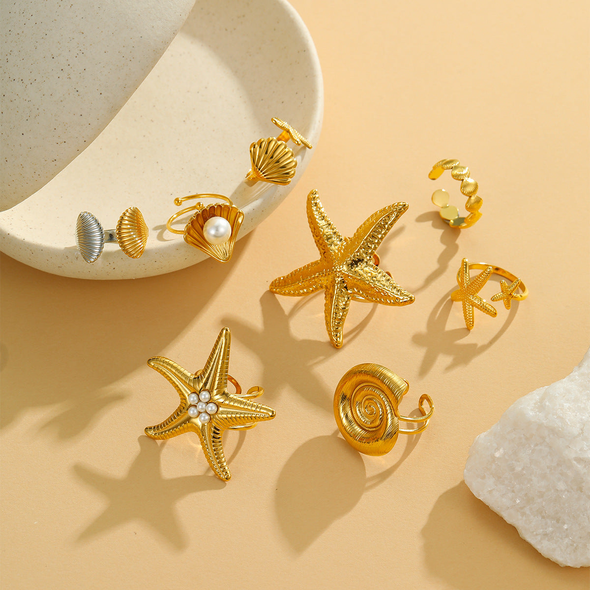 Anillo abierto de acero inoxidable de lujo inspirado en el océano con diseño de concha y estrella de mar para mujer