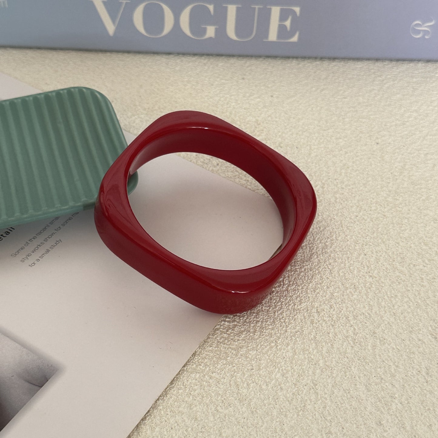 Bracciale rigido in acrilico geometrico minimalista con gocce d'olio