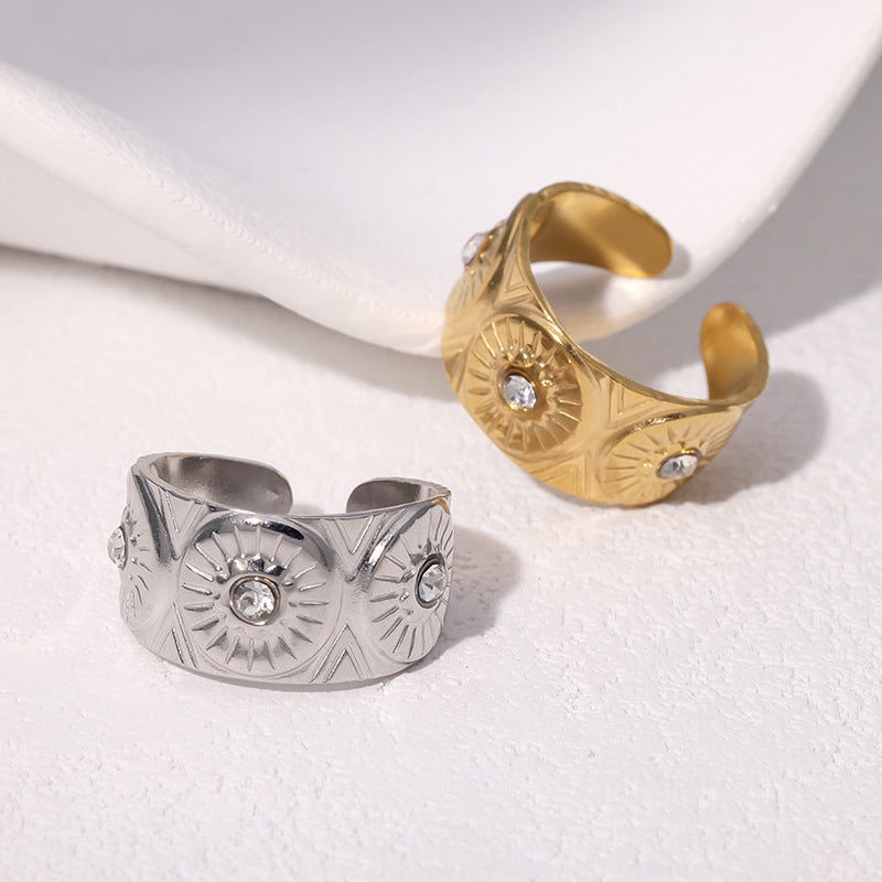 Anello geometrico minimalista da donna in acciaio inossidabile placcato oro 18 carati con dettaglio occhio di Allah in strass