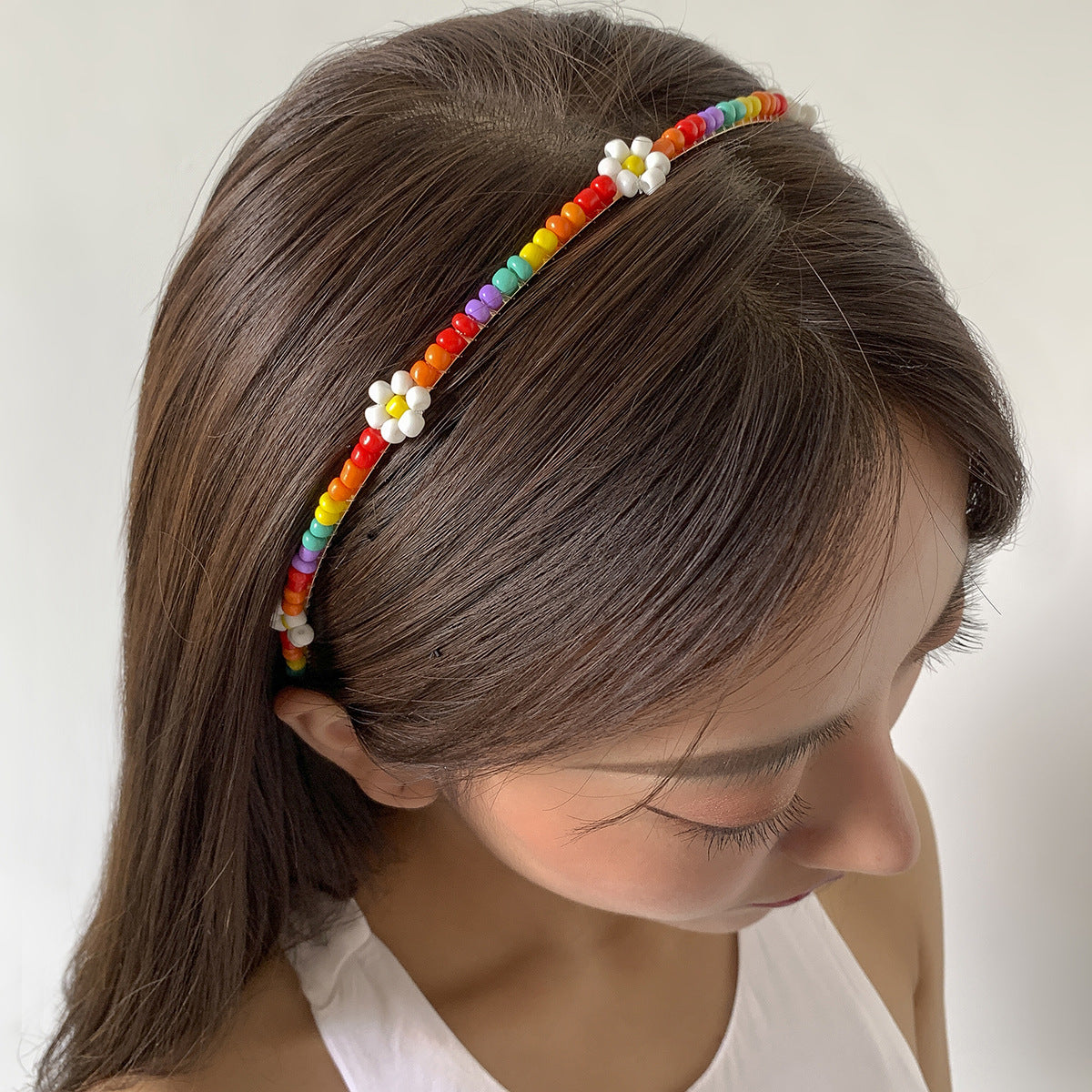 Fascia per Capelli Rustica Floreale a Margherita da Donna con Accenti di Perline Colorate e Tonalità Macaron Pastello