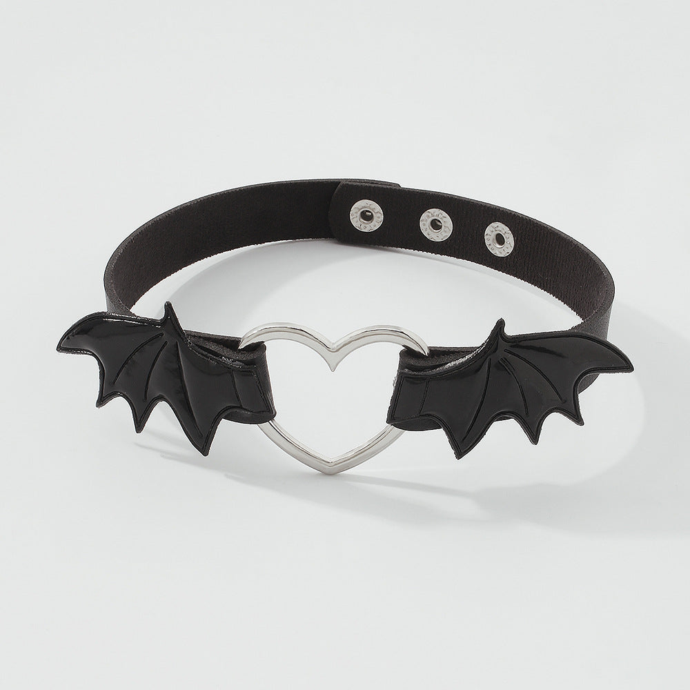 Collana girocollo con pendente a cuore e ali stile Gothic Punk da donna, in lega con rivestimento in PU