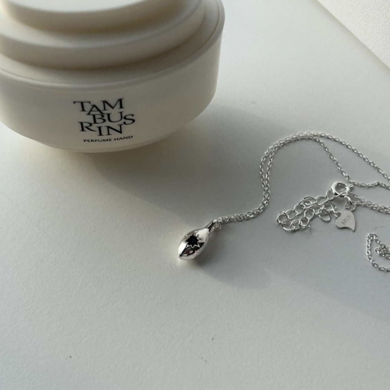 Collana pendente geometrica minimalista con zirconi neri in argento sterling 925 con finitura placcata per donne