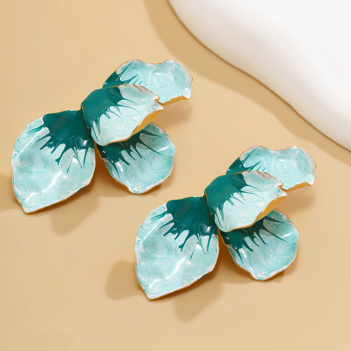Dulces Pendientes de Aleación con Forma Floral y Diseño de Pétalos Rosas con Degradado de Esmalte para Mujer