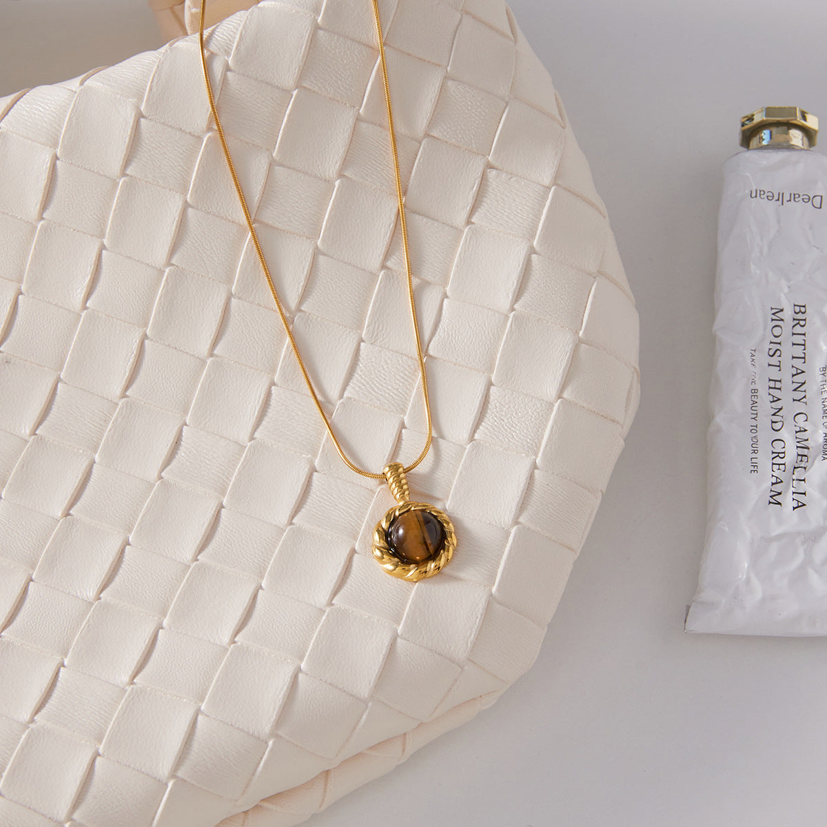 Collana Pendente Occhio di Tigre Geometrico da Donna in Acciaio al Titanio con Finitura Placcata e Catena a Collana in Acciaio Inossidabile