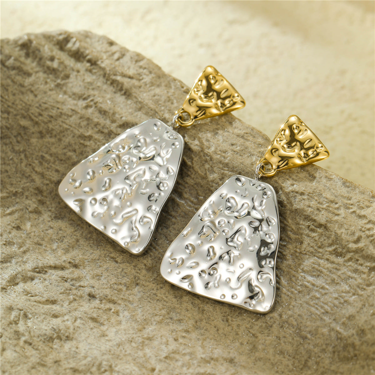 Orecchini pendenti vintage in acciaio inossidabile placcati oro 18 carati a forma di petalo con texture martellata di ispirazione francese