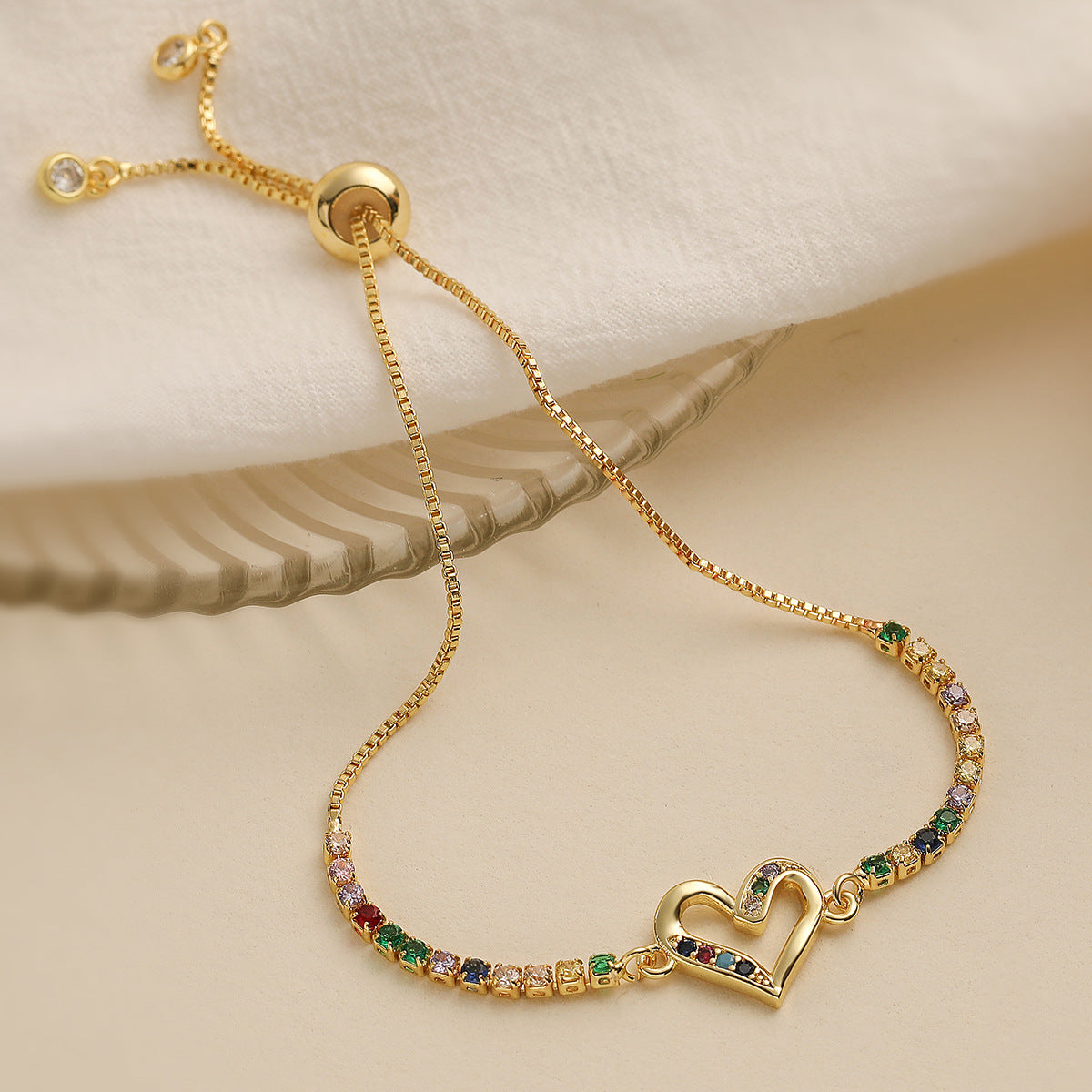 Bracciale da donna minimalista di lusso color rame con placcatura in oro 18 carati e ciondolo a cuore in zircone