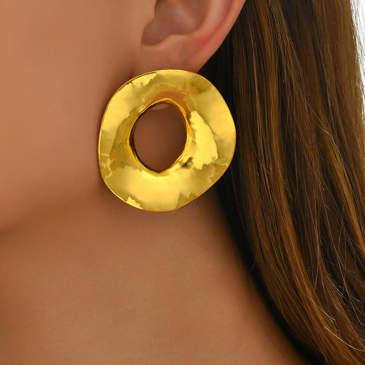 Orecchini a cerchio geometrici cavi in lega di zinco placcata oro con perni in acciaio inossidabile, stile elegante da ufficio