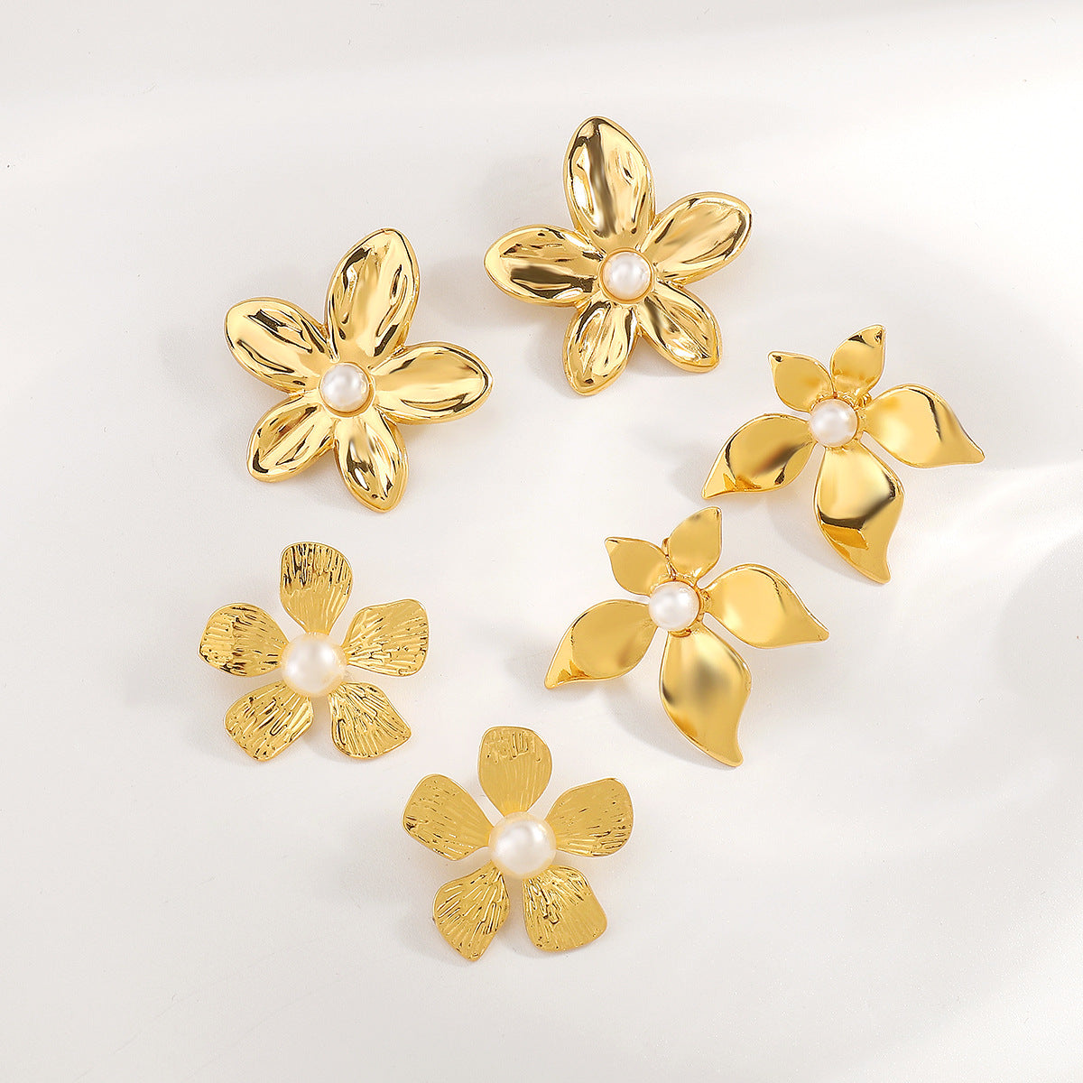Pendientes minimalistas de acero inoxidable con diseño floral vintage, baño de oro de 14 quilates e incrustaciones de perlas
